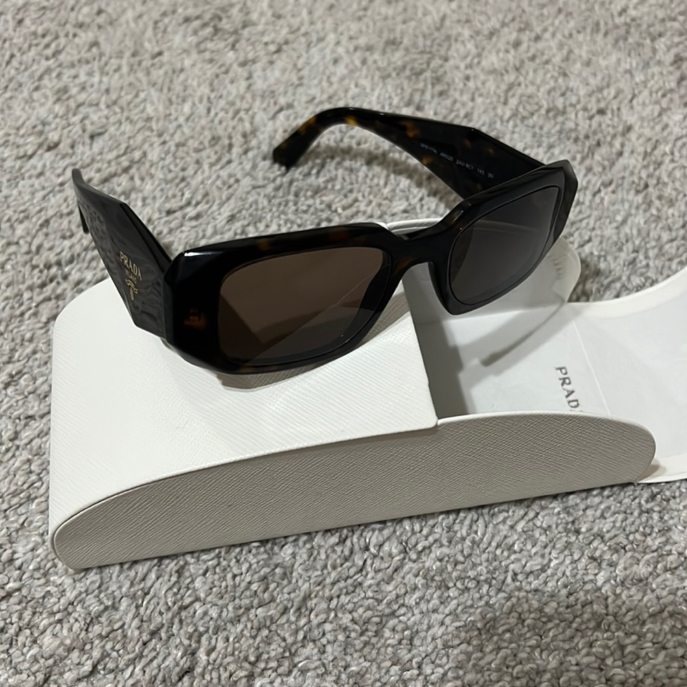 Prada sunglasses comes with case